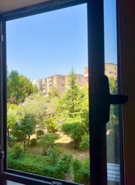 Tirane, jepet me qera apartament 1+1+Ballkon Kati 2, 65 m² 500 € (Brryl ( Bulevardi Zhan Dark))