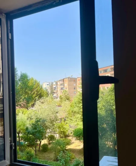 Tirane, jepet me qera apartament 1+1+Ballkon Kati 2, 65 m² 500 € (Brryl ( Bulevardi Zhan Dark))