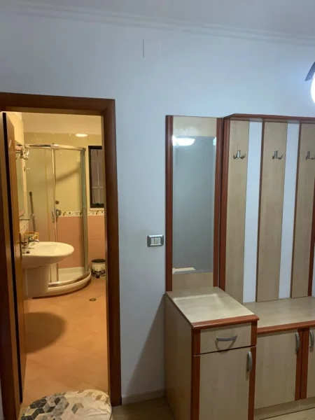 Tirane, jepet me qera apartament 3+1 Kati 2, 90 m² 500 € (Xhamllik tek Sheshi Shtraus)