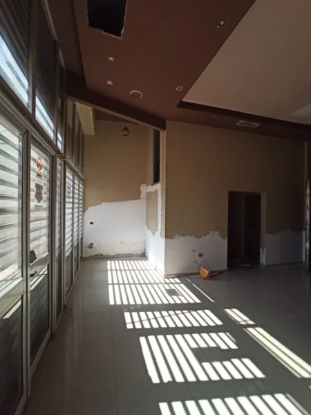 Tirane, jepet me qera ambjent biznesi , 99 m² 1.000 € (Rruga e Durrsit)