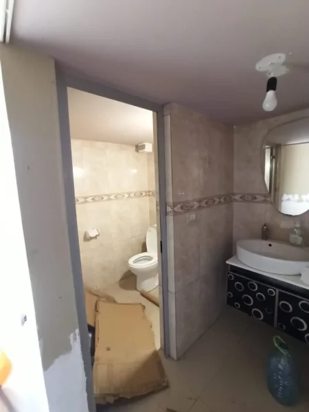 Tirane, jepet me qera ambjent biznesi , 99 m² 1.000 € (Rruga e Durrsit)