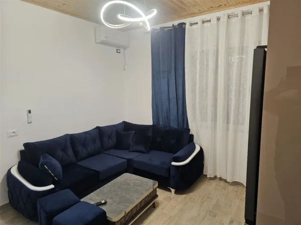 Tirane, jepet me qera shtepi 1+1+Ballkon , 60 m² 449 € (, Laprake prane KMY ( tek Policia Kufitare))