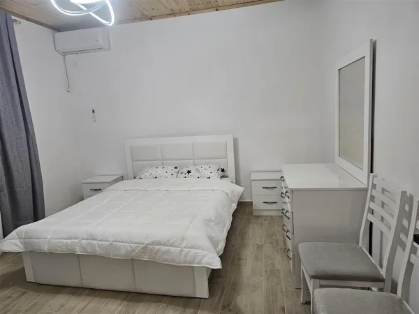 Tirane, jepet me qera shtepi 1+1+Ballkon , 60 m² 449 € (, Laprake prane KMY ( tek Policia Kufitare))