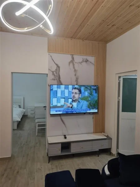 Tirane, jepet me qera shtepi 1+1+Ballkon , 60 m² 449 € (, Laprake prane KMY ( tek Policia Kufitare))
