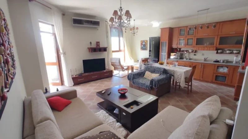 Tirane, jepet me qera apartament 1+1+Ballkon , 80 m² 640 € (RRUGA E KAVAJES)