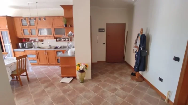 Tirane, jepet me qera apartament 1+1+Ballkon , 80 m² 640 € (RRUGA E KAVAJES)