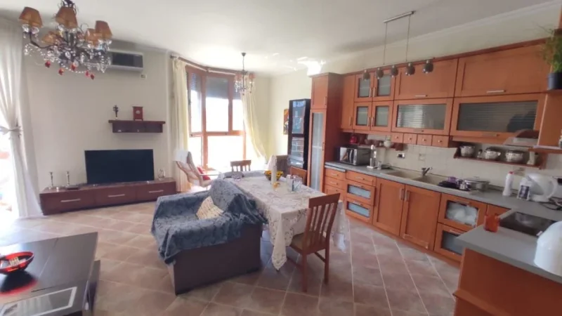 Tirane, jepet me qera apartament 1+1+Ballkon , 80 m² 640 € (RRUGA E KAVAJES)