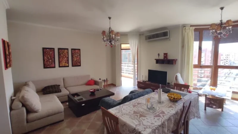 Tirane, jepet me qera apartament 1+1+Ballkon , 80 m² 640 € (RRUGA E KAVAJES)