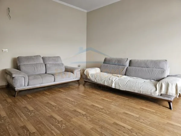 Tirane, shitet apartament 2+1+Ballkon Kati 3, 124 m² 180.000 € (Unaza e Re)