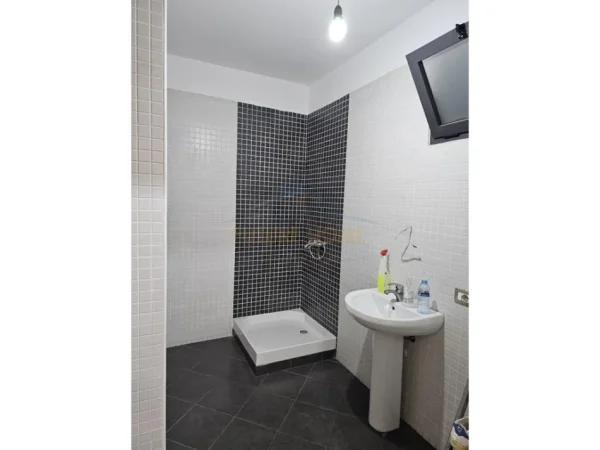 Tirane, shitet apartament 2+1+Ballkon Kati 3, 124 m² 180.000 € (Unaza e Re)