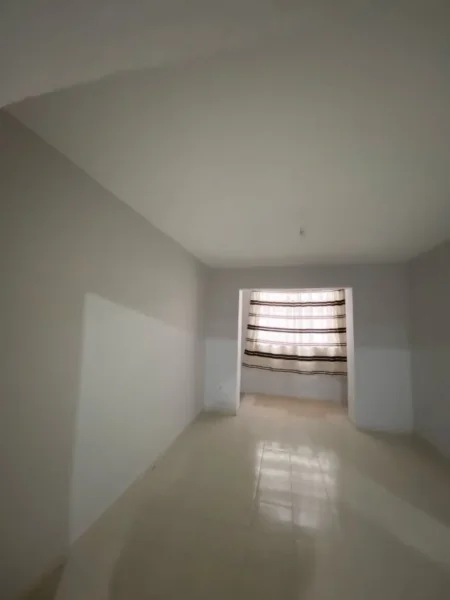 Tirane, jepet me qera ambjent biznesi Kati 1, 1.000 m² 700 € (XHAMLLIK)
