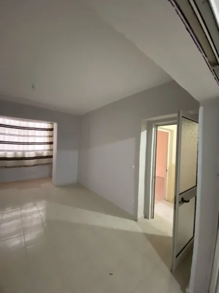 Tirane, jepet me qera ambjent biznesi Kati 1, 1.000 m² 700 € (XHAMLLIK)
