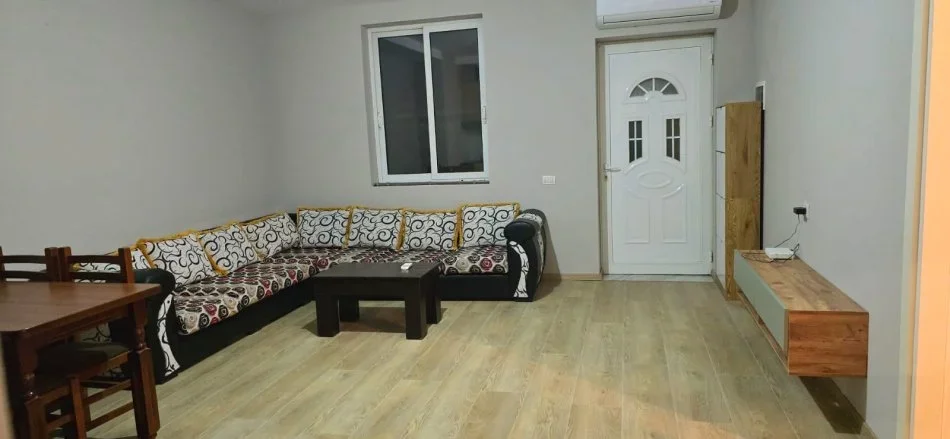 Tirane, jepet me qera apartament 2+1 Kati 1, 75 m² 380 € (Sauk)