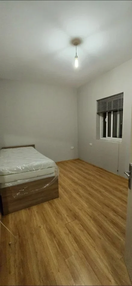 Tirane, jepet me qera apartament 2+1 Kati 1, 75 m² 380 € (Sauk)