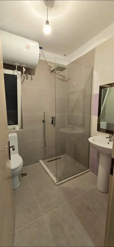 Tirane, jepet me qera apartament 2+1 Kati 1, 75 m² 380 € (Sauk)