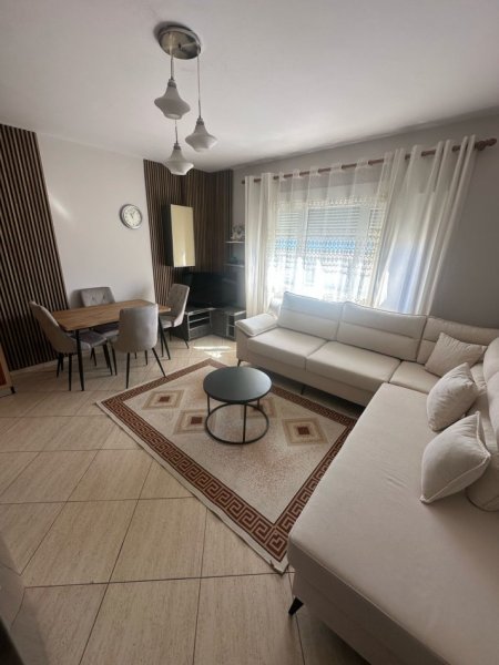 Tirane, jepet me qera apartament 2+1+Aneks+Ballkon Kati 4, 100 m² 450 € (pallatet e verdha)