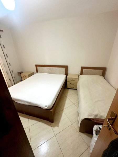 Tirane, jepet me qera apartament 2+1+Aneks+Ballkon Kati 4, 100 m² 450 € (pallatet e verdha)