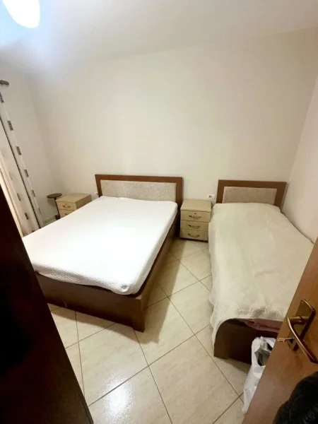 Tirane, jepet me qera apartament 2+1+Aneks+Ballkon Kati 4, 100 m² 450 € (pallatet e verdha)