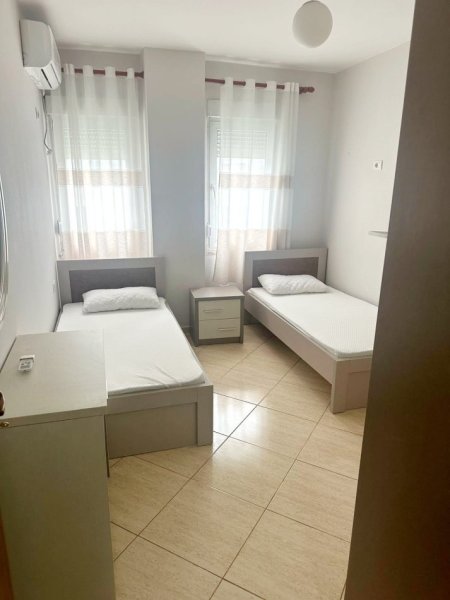 Tirane, jepet me qera apartament 2+1+Aneks+Ballkon Kati 4, 100 m² 450 € (pallatet e verdha)