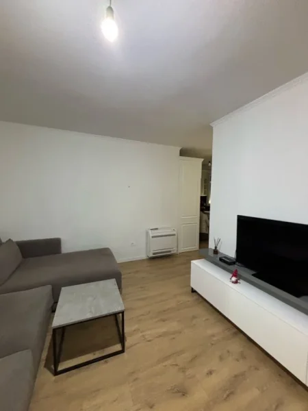 Tirane, jepet me qera apartament 1+1+Aneks+Ballkon Kati 3, 70 m² 600 € (komuna e parisit)