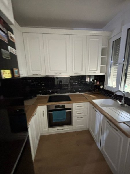 Tirane, jepet me qera apartament 1+1+Aneks+Ballkon Kati 3, 70 m² 600 € (komuna e parisit)