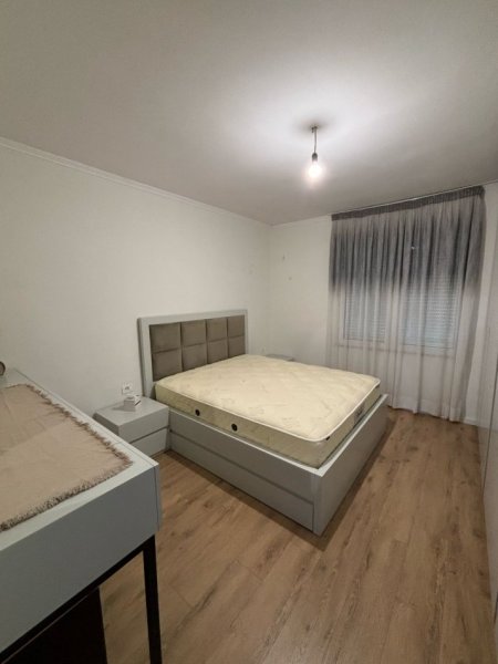 Tirane, jepet me qera apartament 1+1+Aneks+Ballkon Kati 3, 70 m² 600 € (komuna e parisit)
