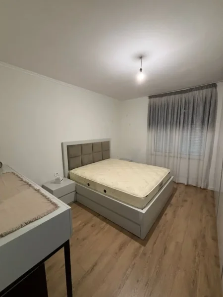 Tirane, jepet me qera apartament 1+1+Aneks+Ballkon Kati 3, 70 m² 600 € (komuna e parisit)