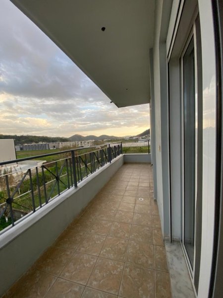 Tirane, jepet me qera apartament 3+1+Aneks+Ballkon Kati 2, 150 m² 250 € (Rr. Prushit, Vaqarr, Tirane)