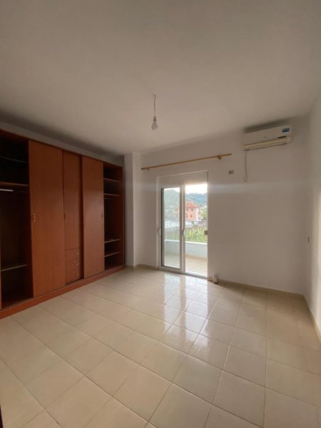 Tirane, jepet me qera apartament 3+1+Aneks+Ballkon Kati 2, 150 m² 250 € (Rr. Prushit, Vaqarr, Tirane)