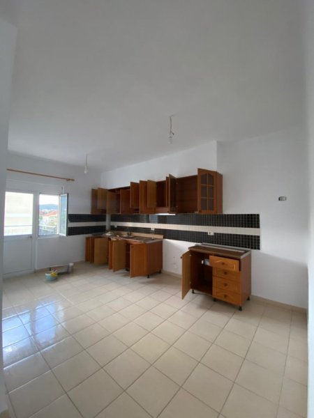 Tirane, jepet me qera apartament 3+1+Aneks+Ballkon Kati 2, 150 m² 250 € (Rr. Prushit, Vaqarr, Tirane)
