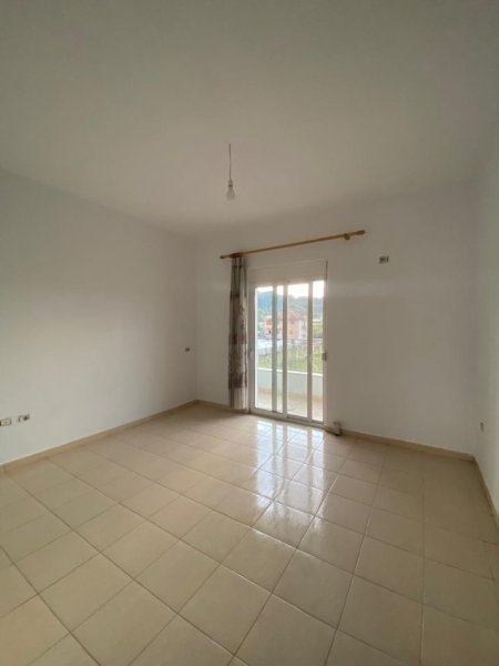 Tirane, jepet me qera apartament 3+1+Aneks+Ballkon Kati 2, 150 m² 250 € (Rr. Prushit, Vaqarr, Tirane)