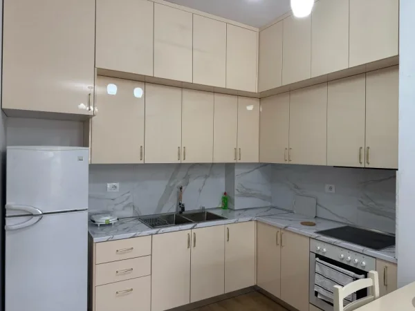 Tirane, jepet me qera apartament 1+1+Ballkon Kati 5, 61 m² 450 € (Ali Demi)