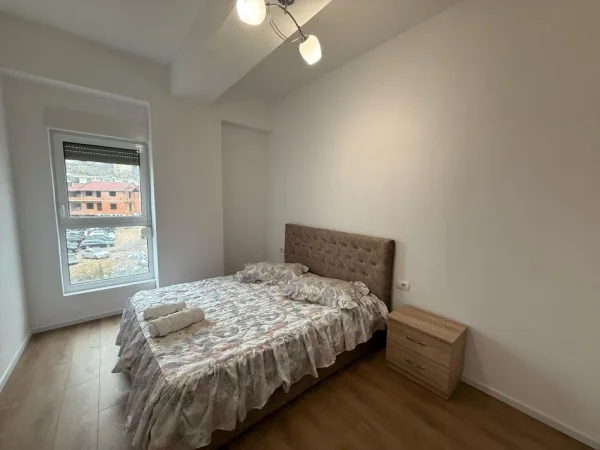 Tirane, jepet me qera apartament 1+1+Ballkon Kati 5, 61 m² 450 € (Ali Demi)