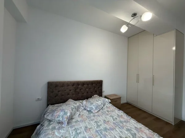 Tirane, jepet me qera apartament 1+1+Ballkon Kati 5, 61 m² 450 € (Ali Demi)