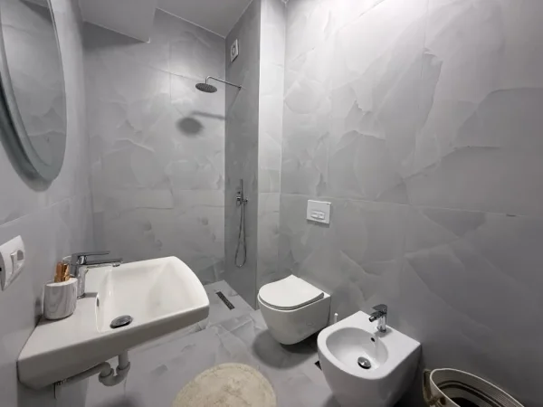 Tirane, jepet me qera apartament 1+1+Ballkon Kati 5, 61 m² 450 € (Ali Demi)