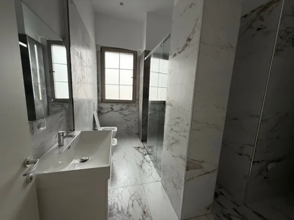 Tirane, jepet me qera apartament 2+1+Ballkon Kati 4, 78 m² 600 € (Laprake)