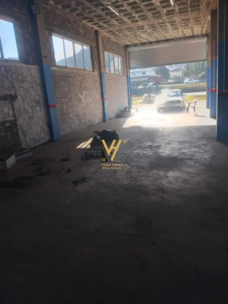 Tirane, jepet me qera magazine Kati 0, 400 m² 1.200 € (VORE)