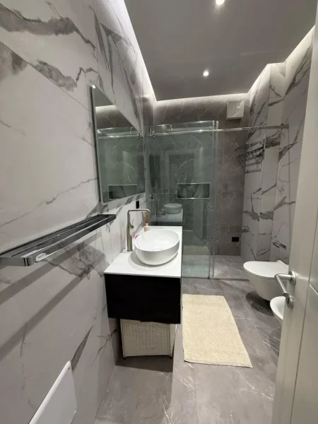 Tirane, jepet me qera apartament+verande | Penthouse 2+1+Ballkon Kati 3, 135 m² 1.600 € (TEG)
