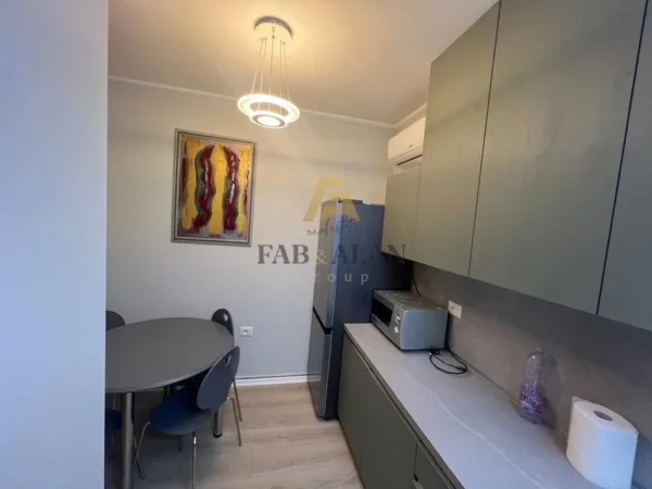 Tirane, shiten 2 apartamente 1+1 , 120 m² 250.000 € (TREGU ELEKTRIK)