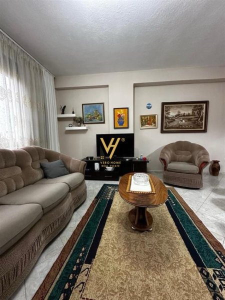 Tirane, jepet me qera apartament 1+1+Ballkon Kati 3, 70 m² 450 € (RRUGES BARDHYL)