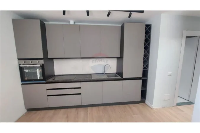 Tirane, jepet me qera apartament 1+1 , 75 m² 750 € (komuna parisit)