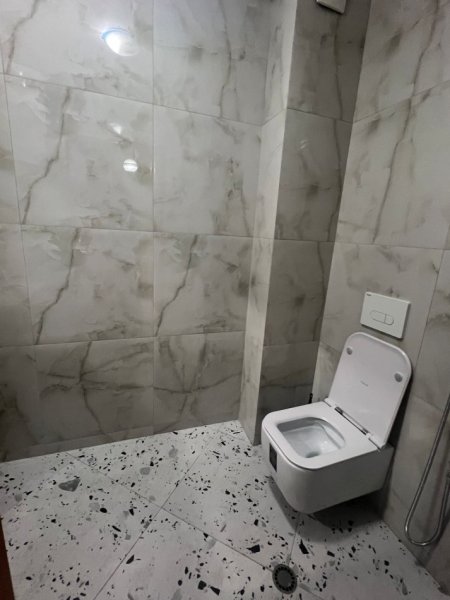 Tirane, jepet me qera apartament 3+1+Aneks+Ballkon Kati 2, 127 m² 700 € (9 katshet)