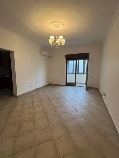 Tirane, jepet me qera zyre Kati 1, 127 m² 700 € (9 katshet)