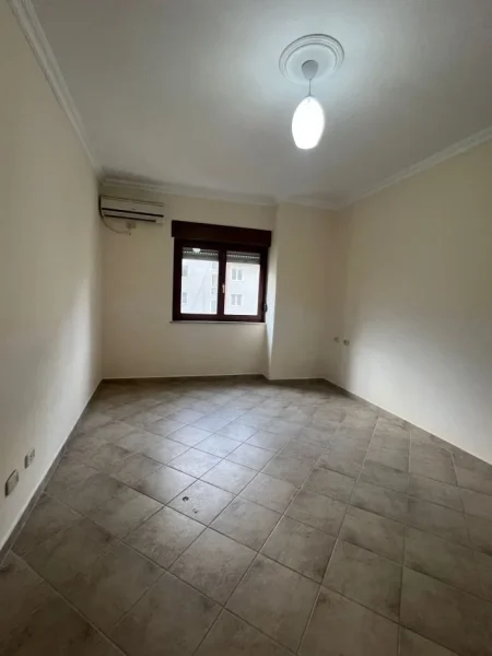 Tirane, jepet me qera zyre Kati 1, 127 m² 700 € (9 katshet)