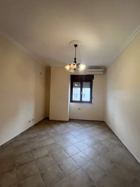 Tirane, jepet me qera zyre Kati 1, 127 m² 700 € (9 katshet)
