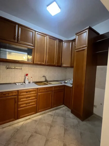 Tirane, jepet me qera zyre Kati 1, 127 m² 700 € (9 katshet)