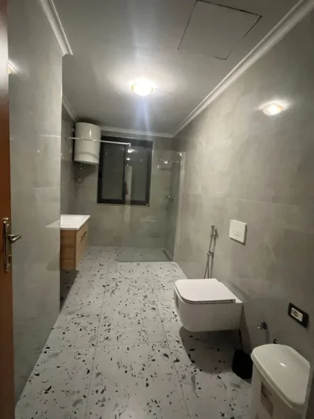 Tirane, jepet me qera zyre Kati 1, 127 m² 700 € (9 katshet)