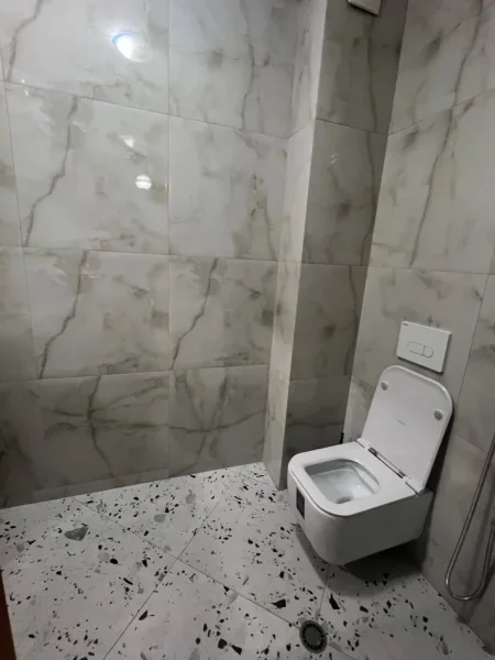 Tirane, jepet me qera zyre Kati 1, 127 m² 700 € (9 katshet)