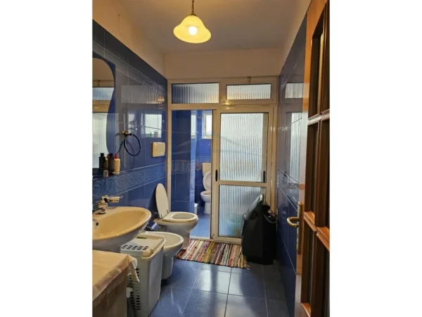 Tirane, shitet apartament 3+1+Ballkon Kati 3, 93 m² 185.000 € (Rruga Muhamet Gjollesha)