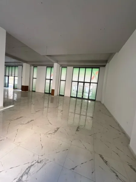 Tirane, jepet me qera ambjent biznesi Kati 0, 200 m² 2.400 € (rruga irfan tomini)